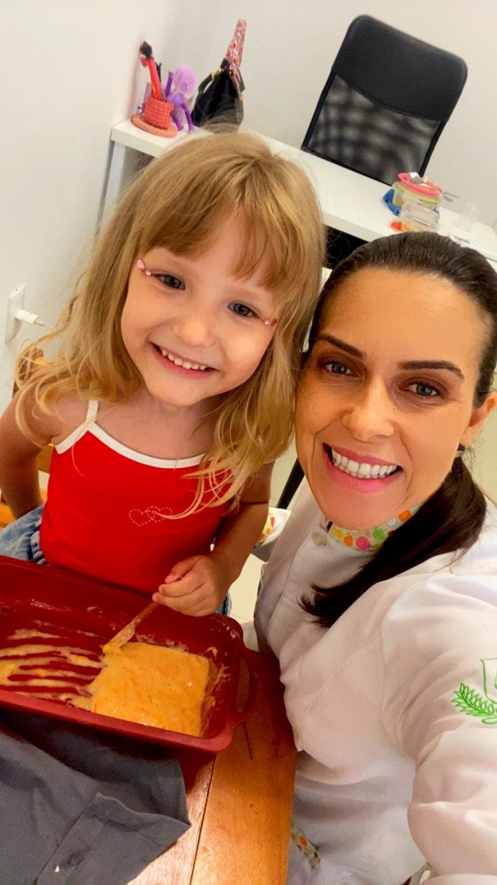 Débora com criança preparando receita afetiva no consultório