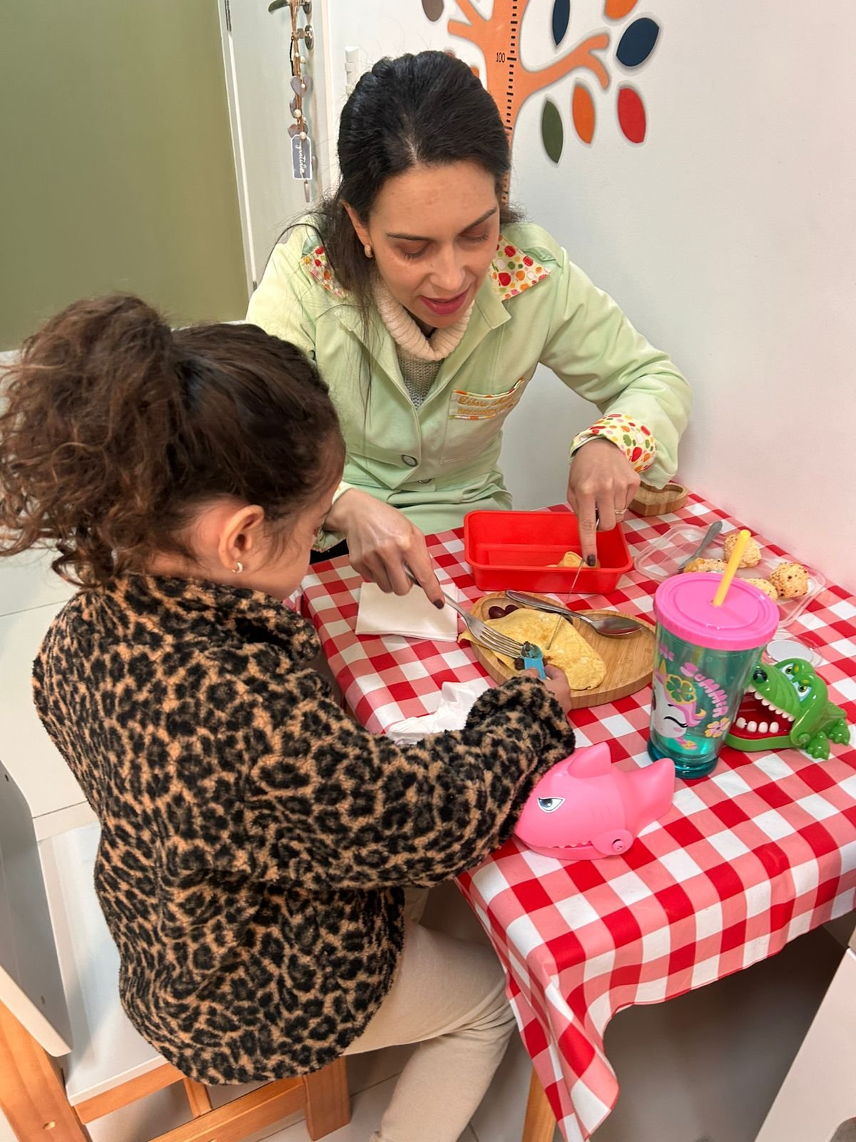 Atendimento lúdico com lancheira durante consulta infantil