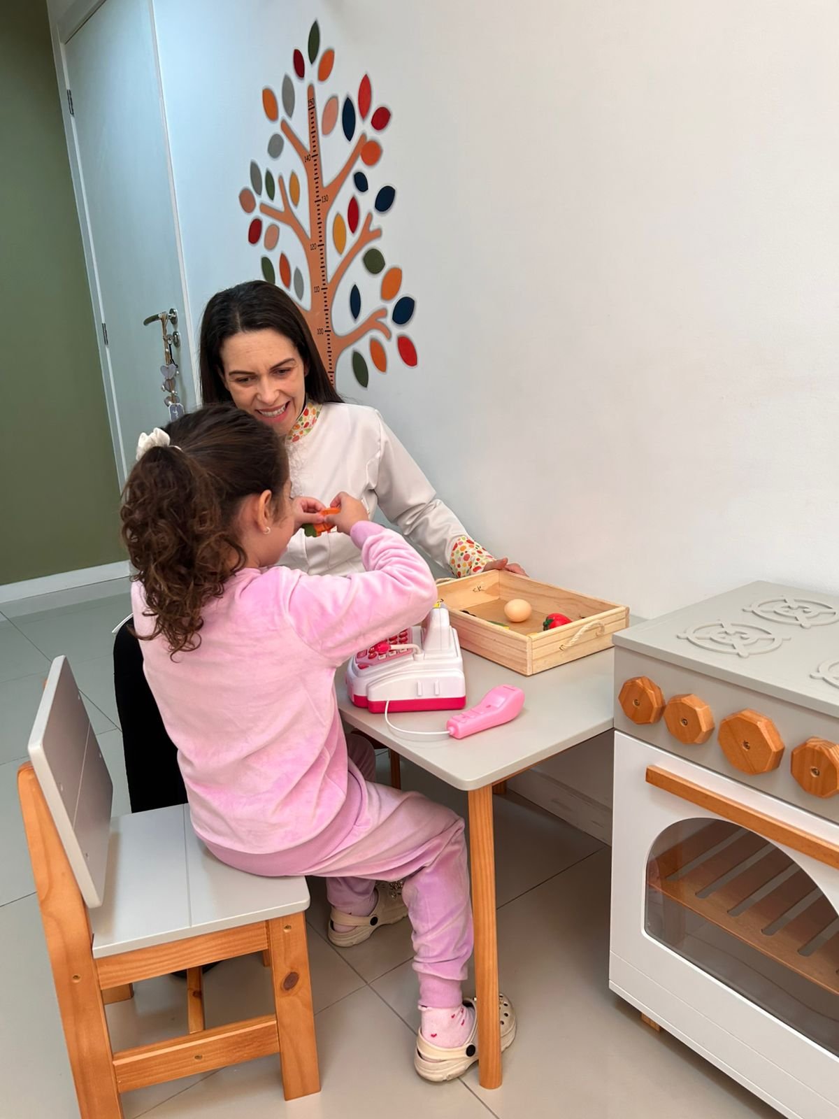 Sessão de brincar com alimentos no consultório de nutrição infantil